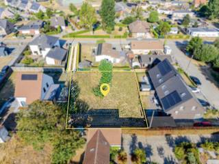 In De Vosseslag, een rustige woonomgeving in De Haan, bouwt Hyboma een vrijstaande woning met een tijdloze architectuur.
Je woont hier achter de bestaande bebouwing in de Heidelaan, bereikbaar via een oprit tussen nummer 76 en 78. Zo geniet je elke dag van extra rust en privacy.
De woning beschikt over vier volwaardige slaapkamers, twee badkamers, waarvan één op het gelijkvloers en een lichtrijke leefruimte met grote raampartijen die zorgen voor een natuurlijke lichtinval. Parkeren doe je gemakkelijk onder de carport naast de woning.
Ook de afwerking kies je volledig zelf binnen de voorziene budgetten uit het lastenboek. Zo geef je jouw keuken, badkamer en vloeren een persoonlijke toets die perfect aansluit bij jouw smaak en woonwensen.
Op vlak van energiezuinigheid zit je hier helemaal goed. Dankzij een E-peil 10 en de nieuwste energietechnieken is deze woning klaar voor de toekomst én hou je jouw energiekosten onder controle.
Met de fiets sta je in enkele minuten aan zee. Scholen zijn vlot bereikbaar en voor je dagelijkse boodschappen hoef je nooit ver. Een supermarkt, bakker en slager vind je allemaal in de buurt.
Een rustige ligging, moderne wooncomfort en de mogelijkheid om de afwerking zelf te kiezen maken van deze woning een unieke kans aan de kust.