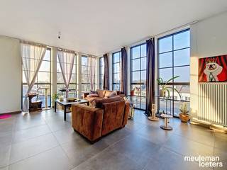 Dit appartement bestaat uit ruime lichtrijke ruimtes en geniet een zeer goede ligging, nabij het centrum van Waardamme en...