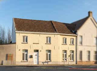 <p><strong>CENTRAAL GELEGEN WONING</strong><span> met </span><strong>DRIE SLAAPKAMERS</strong><span> in Eine (Oudenaarde). Dankzij </span><strong>DUBBELE BEGLAZING EN CENTRALE VERWARMING</strong><span> op </span><strong>AARDGAS</strong><span> is er reeds een solide basis. Met een </span><strong>BEWOONBARE OPPERVLAKTE VAN CIRCA 135M² </strong><span>biedt deze gezinswoning een lichtrijke leefruimte, uitgeruste keuken en koer met berging. De bovenverdieping omvat </span><strong>DRIE VOLWAARDIGE SLAAPKAMERS </strong><span>en een badkamer. Gelegen vlak bij de Schelde, met vlotte verbindingen naar winkels, scholen, openbaar vervoer en de </span><strong>N60</strong><span>, is dit een uitstekende kans voor wie betaalbaar en centraal wil wonen in </span><strong>OUDENAARDE</strong><span>.</span></p>

<p><br />Adres: Broekstraat 281 te Oudenaarde<br /><br />Renovatieplicht van toepassing; P-score: A, G-score: A</p>