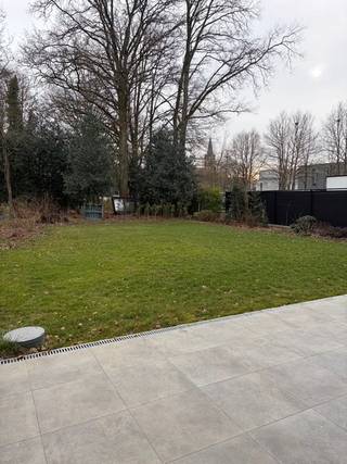 In het centrum van Koersel vinden we deze nieuwbouwwoning met een mooi tuintje terug.Op het gelijkvloers is er een inkomhal met ingebouwde kasten,...