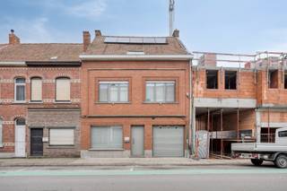 Dit mooie huis nabij het centrum is instapklaar ...Achter de mooie gevel schuilt dit gezellig eigendom. We komen binnen langs de hal met vestiaire...