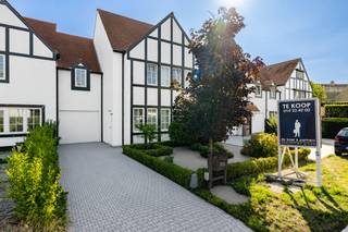 <strong>Charmante "cottage style" woning met o.a: 4 slaapkamers, 2 badkamers, garage en gezellige tuin.</strong><br /><strong>De in 2002 gebouwde woning is met zijn 240m² bewoonbare oppervlakte verrassend ruim, heeft energielabel B en een goedgekeurde electriciteit installatie. Gunstige ligging op loopafstand van alle voorzieningen en nabij de Nederlandse grens.</strong><br /><br /><span>Gelijkvloerse verdieping:</span><br /><span>De inkomhal met gastentoilet biedt toegang tot de ruime woonkamer voorzien van een natuurstenen vloer. <br />De keuken is halfopen en is compleet ingericht met keramische kookplaat, combi-oven, grote koelkast, vaatwasmachine en granieten werkblad. De aangrenzende berging geeft toegang tot de inpandige garage met automatische poort. Hier zijn tevens de aansluitingen voor wasapparatuur voorzien. </span><br /><br /><span><span>Eerste verdieping</span>:</span><br /><span>De houten trap brengt u tot de verdieping. Hier treft u ruime slaapkamers, waarvan 1 met eigen badkamer voorzien van een dubbele wastafel en een douche.</span><br /><span>Verder op deze verdieping een tweede badkamer met toilet, dubbele wastafel, ligbad en douche.</span><br /><br /><span><span>Tweede verdieping</span>:</span><br /><span>Via vaste trap te bereiken. Hier treffen we nog de vierde slaapkamer en mogelijk vijfde slaapkamer.</span><br /><span>Verder is er op deze verdieping nog een bergzolder. </span><br /><br /><span>Tuin:</span><br /><span>gezellige tuin op het oosten met terras. Achteraan in de tuin treft u een ruime tuinberging.</span><br /><br /><span>Bijzonderheden:</span><br /><span>- centrale ligging in centrum Poppel, op loopafstand van alle voorzieningen en nabij Nederlandse grens.</span><br /><span>- Ruime woning, ideaal voor groot gezin</span><br /><span>- verwarming op aardgas - vloerverwarming beneden.</span><br /><span>- EPC B en goedgekeurde electriciteit.</span>