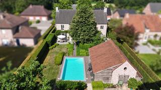 Rustig gelegen villa op een perceel van 16a69ca met ruim bijgebouw en openluchtzwembad.Mooie aangelegde tuin met privacy. Oost georiënteerd.De villa...