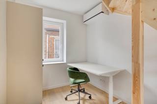 <span><strong>**Vraag uw brochure op/bezoek aan**</strong></span><br /><br />Op een steenworp van het centrum van Leuven kan je dit opbrengstpand met 5 vernieuwde studio's terugvinden. We bevinden ons dus in de begeerde omgeving van Gasthuisberg en ook een vlotte bereikbaarheid met het openbaar vervoer en een aansluiting op tal van verbindingswegen. Kortom zitten we op een toplocatie met allerlei faciliteiten in de buurt!<br /><br />Alle studio's zijn bemeubeld en beschikken over een volledig geïnstalleerde keuken, privatieve badkamer en enkele beschikken over een privatieve buitenruimte. Kortom, deze studio's bieden alles voor jong professionals en studenten op zoek naar een comfortabele woonplek op de stadsgrens.<br /><br />UNIT 00.01: Studio gelijkvloerse verdieping (25,85 m2), privatieve keuken, badkamer, aparte slaapruimte en privatief terras.<br />UNIT 00.02: Studio gelijkvloerse verdieping (28,63 m2) achterzijde, privatieve keuken, badkamer en privatief terras.<br />UNIT 00.03: Studio gelijkvloerse verdieping (23,76 m2) achterzijde, privatieve keuken, badkamer, aparte slaapruimte en privatief terras met uitzicht op groen.<br />UNIT 01.01: Studio eerste verdieping (25,66 m2), privatieve keuken, badkamer en aparte slaapkamer.<br />UNIT 02.01: Studio tweede verdieping (22,31 m2), privatieve keuken, badkamer en aparte slaapkamer. <br /><br /><span><strong>Op zoek naar een investering met onmiddellijk rendement? Dan ben je hier op het juiste adre</strong></span>s!<br /><br /><span><strong>Interesse? Vraag je brochure op en plan uw bezoek in met onze Expert Investeringsvastgoed: jack@connect-immo.be of 0495 53 46 49</strong></span><br /><br />EPC 00.01: 30 kWh/m² - 3535116<br />EPC 00.02: 49 kWh/m² - 3535173<br />EPC 00.03: 26 kWh/m² - 3535383<br />EPC 01.01: -12 kWh/m² - 3535253<br />EPC 02.01: 14 kWh/m² - 3535220