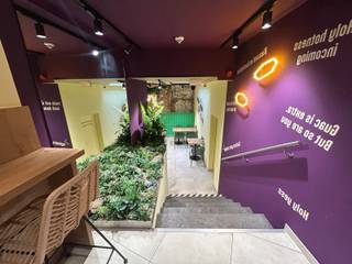 <span><span><strong>**Holy Guacamoly**</strong></span><br /><br />Op het </span><strong>Rector De Somerplein</strong><span>, niet voor niets <strong>het meest gegeerde plein van Leuven</strong> zoals verschillende media het onlangs omschreven, bieden we met veel plezier deze gelijkvloerse handelsruimte aan. Dit plein, ook wel Het Foch genoemd in de volksmond kunnen we omschrijven als de absolute </span><strong>Stadskern</strong><span>. Omgeven door zijn historische gebouwen, winkels, campussen, openbaar vervoer … Kortom, je kan er alles vinden in de nabijheid. <br /><br />Dit pand biedt de ideale locatie voor commerciële doeleinden. Met een oppervlakte van 64m² exclusief etalages, is deze ruimte perfect voor ondernemers die op zoek zijn naar een goed gelegen en modern handelspand. Op heden is het pand verhuurd aan "Holy Guacamoly" dewelke een uiterst succes is! Als investeerder zal u onmiddellijk genieten van huurinkomsten. Bovendien is er een bijhorende kelder, ideaal als stockageruimte. <br /><span><strong><br /><span>Contacteer ons vandaag nog voor meer informatie of een bezoek ter plaatse: jacky@connect-immo.be - 0495 53 46 49</span><br /><br /></strong></span>EPB Startverklaring!<br />wche, gdv, gvkr, gvv<br /></span>