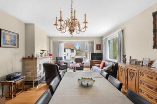 <p>Op een gegeerde ligging in de wijk Kristus-Koning, langs de Leopold I-laan te Brugge, bevindt zich dit lichtrijk hoekappartement met een doordachte indeling en aangename ruimtes. Dankzij de hoekligging geniet u hier van extra lichtinval en een open gevoel.</p><p>Via de inkomhal bereikt u de ruime leefruimte, ideaal voor een gezellige zithoek en eetplaats. Aansluitend bevindt zich de afzonderlijke keuken. Verder beschikt het appartement over twee volwaardige slaapkamers (ca. 14 m² en 18 m²), een badkamer met douche en wastafel, een apart toilet en praktische bergmogelijkheden.</p><p>Het appartement heeft een bewoonbare oppervlakte van ca. 100 m² en beschikt over een EPC-label B (185 kWh/m² jaar), wat zorgt voor een gunstige energieprestatie . Bovendien is het appartement asbestveilig, wat extra gemoedsrust biedt .</p><p>Gelegen in een residentiële buurt, op wandelafstand van winkels, scholen en het centrum van Brugge, combineert deze eigendom comfort met een uitstekende bereikbaarheid.</p><p>Exttra ruime garage optioneel bij te kopen à € 35.000, de private berging inbegrepen in de aankoopprijs.</p><p>Een interessante opportuniteit voor zowel eigen bewoning als investering.</p><p>Interesse?</p>