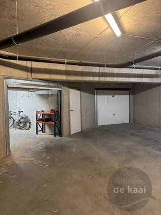 Goed gelegen garagebox in Residentie Waterkant - voorzien van elektriciteit - stopcontact en verlichting <br />Met jaarlijkse afrekening van stroom. <br />Kan voor wagen of stockage. 