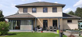 Deze instapklare mooie woning is gelegen in een rustige woonwijk.
Indeling: hall, gastentoilet, living met gashaard, eetplaats met lichtrijke ontspanningshoek, geïnstalleerde keuken, bijkeuken met ingebouwde kastruimte, grote garage met automatische poort, 3 ruime slaapkamers, badkamer met wastafel, toilet, bad en inloopdouche, overloop, zolder, aangelegde tuin, tuinhuis en carport, recente omheining, digitale meters voor gas, elektriciteit en water
Extra troeven: grote raampartijen met dubbele beglazing, vijver met filterinstallatie, sproeisysteem voor de tuin, 2 opritten, gelegen op wandelafstand van natuurgebied 'Keiheuvel'