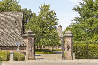 Deze unieke vierkantshoeve op 2,7 hectare bestaat uit een prachtige herenwoning (afgewerkt met luxe-materialen), burelen en kantoren, meerdere bijgebouwen, en een ingericht appartement. Prachtige charmante binnenkoer en aangelegde tuin met siervijver, open zicht op landerijen. Enorm veel potentieel voor wie wonen en werk wil combineren, ideale B&B... Bezoek na afspraak met Immo Beguin: info@immobeguin.be