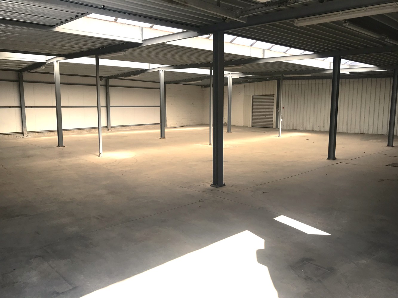 Magazijn van 440 m² met privatieve inrijpoort - foto 2