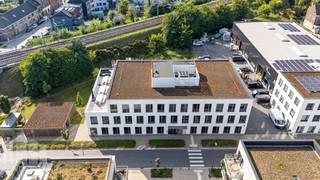 Uitstekend gelegen kantoorgebouw met <strong>flexibele werkplekken</strong> aan de Schelde op een boogscheut verwijderd van het centrum van Gent met goede verbinding via de R40, E17 en E40. Vlotte bereikbaarheid met het openbaar vervoer: station Gent-Sint-Pieters bevindt zich op amper 1,9 km. Tevens ideale uitvalsbasis met de fiets (via het water!).<br /><br />De instapklare kantoren beschikken over een koelplafond, ventilatie, verlaagde vloer met tapijttegel en zeer grote raampartijen. De kantoren kenmerken zich door een zeer leuke inrichting met meerdere vergaderzalen. Tevens <em>superwijs </em><strong>rooftopterras </strong>met aansluitend ruime bar en keuken. Aantal werkplekken kunnen vrij gekozen worden in functie van het aantal medewerkers.<br /><br /><strong>All-in formule voor 2 werkplekken. </strong><br /><br />Contacteer <strong>PANORAMA </strong>voor bijkomende inlichtingen, plannen of een vrijblijvend plaatsbezoek <strong>09 225 09 02</strong>.