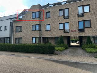 <p><span>Appartement mansardé spacieux et lumineux au deuxième étage, situé dans le centre de Kortenberg. L'appartement comprend 2 chambres de 17 m² et 11 m², un salon spacieux, une cuisine équipée, une salle de bains avec baignoire, des toilettes séparées, un débarras et une agréable terrasse. Une cave de 6 m² et un garage sont également inclus.</span></p><p><span>L'immeuble est équipé d'un ascenseur. </span></p><p><span>Les charges mensuelles comprennent une avance sur les charges communes de l'immeuble et la consommation d'eau privative.</span></p><p><span>Vous souhaitez visiter le bien ? Veuillez d'abord nous envoyer la fiche d'information dûment remplie. Vous la trouverez dans la rubrique « Documents » de notre site web.</span></p><p><span>Découvrez également l'ensemble de notre offre sur www.app.be.</span></p><p><span><br /> </span></p>