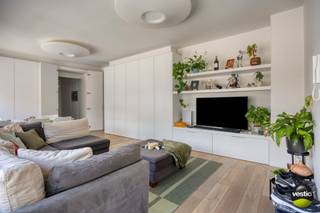 Aan de levendige en geliefde <strong>Aldestraat</strong> bevindt zich dit instapklare appartement, dat in 2013 volledig gerenoveerd werd met kwalitatieve materialen en oog voor detail.<br /><br />Met een bewoonbare oppervlakte van ca. 75 m² op de 2de verdieping en een indrukwekkende <strong>gevelbreedte van maar liefst 11 meter</strong>, biedt dit appartement een unieke combinatie van ruimte, licht en comfort.<br /><br />Indeling:
<ul>
<li>Ruime en lichtrijke leefruimte (ca. 40 m²) met grote raampartijen en een ingebouwde kastenwand</li>
<li>Volledig geïnstalleerde keuken</li>
<li>Badkamer in mozaïekafwerking met inloopdouche en enkele wastafel</li>
<li>Apart gastentoilet</li>
<li>Slaapkamer met ingebouwde kastenwand (ca. 11,6 m²)</li>
<li>Tweede kamer – ideaal als bureau, hobbykamer of extra slaapkamer</li>
<li>Balkon met handige bergkast</li>
<li>Privatieve kelderberging inbegrepen</li>
</ul>
De maandelijkse kosten bedragen €125/maand.<br /><br />Troeven op een rijtje:<br />+ Topligging in het centrum van Hasselt, maar toch rustig gelegen<br />+ Instapklaar en hoogwaardig afgewerkt<br />+ Laag EPC-label B<br />+ Inclusief privatieve kelderberging<br />+ Ideaal als starterswoning, pied-à-terre of investering<br />+ Geen lift aanwezig<br /><br />Interesse in een bezoek of meer info? Contacteer Valère Vangeel via 0472 32 34 24 of mail naar valere@vestio.com.