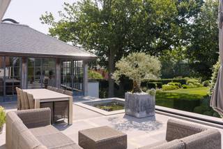 Op een residentiële toplocatie nabij de duinen in Oostduinkerke ligt deze statige, instapklare villa op een ruim perceel van 1768 m². De woning werd in 2006 gerenoveerd en beschikt over vier slaapkamers, 42 zonnepanelen, een inpandige garage en veel bergruimte. Een imposante oprijlaan met automatische poort leidt naar het eigendom. Direct achter de villa geniet u van een groot zonneterras in blauwe hardsteen met vijver, een diepe, perfect onderhouden parktuin die volledige privacy biedt, een sfeervolle orangerie met geïntegreerde barbecue en toegang tot een authentieke wijnkelder met bar en zandstenen kruisgewelven.INDELING:> Gelijkvloers:- Ruime inkomhal met een natuurstenen trap en apart toilet- Lichtrijke leefruimte met ingebouwde haard- Volledig uitgeruste keuken heeft een groot werkeiland en toegang tot het terras- Orangerie met geïntegreerde barbecue en toegang tot de authentieke wijnkelder met zandstenen kruisgewelven en een bar- Slaapkamer (1)- Bureau die ingericht kan worden als slaapkamer (2)- Badkamer met inloop-regendouche en whirlpool-jacuzzibad> Eerste verdieping:- Polyvalente ruimte- Slaapkamer (3)- Slaapkamer (4)> Ondergrondse verdieping:- Zeer ruime inpandige garage met plaats voor meerdere wagensDe woning wordt verwarmd via een combinatie van 2 warmtepompen en mazoutketel.Interesse in deze villa te koop in Oostduinkerke? Ervaar zelf deze unieke woning en neem contact op met de dossierverantwoordelijke: Yari Devos - 0491 27 21 85.Bestuursmaatregelen in het maatregelenregister: nee