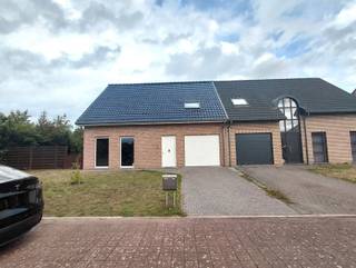 <p><span><strong>Vraag uw bezoek aan via info@optimusvastgoed.be!</strong></span><br /><span><strong>TE HUUR: Gezinswoning met 4 slaapkamers in een doodlopende straat te Heusden-Zolder!</strong></span><br /><span>Deze gezinswoning bevindt zich in een doodlopende straat in Zolder, op een gunstige locatie waar het aangenaam wonen is. Op het gelijkvloers is er een ruime woonkamer met open keuken, berging met douche en inpandige garage. Op de bovenverdieping zijn er 4 slaapkamers en een ruime badkamer met bad en douche.</span><br /><span><strong>Ligging:</strong></span><br /><span>De woning is gelegen op een gunstige locatie met een vlotte verbinding naar de autosnelwegen! Binnen een straal van 5km zijn er verschillende scholen en winkels aanwezig. </span><br /><span><strong>Indeling: </strong></span><br /><span>- Gelijkvloers: </span><br /><span>Inkomhal, gastentoilet, woonkamer met volledig ingerichte open keuken, berging met douche, inpandige garage.</span><br /><span>- Bovenverdieping: </span><br /><span>Badkamer met bad en douche en 4 slaapkamers. </span><br /><span>- Buitenaanleg: </span><br /><span>Gedeeltelijk omheinde tuin met aangelegd terras.</span><br /><span><strong>Troeven: </strong></span><br /><span>- Rustige locatie!</span><br /><span>- Goede bereikbaarheid!</span><br /><span>- Inpandige garage!</span><br /><span>- 4 slaapkamers!</span><br /><span><strong>EPC B met certificaatnummer 20260913-0003953449-RES-1</strong></span><br /><span><strong>BESCHIKBAAR vanaf 01.12.2026.</strong></span></p>