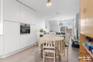 Dans un emplacement extrêmement central au cœur du centre commercial d’Oostkamp, découvrez cet appartement réparti sur plusieurs niveaux...