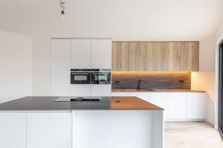 <p>Le long de la Pelgrimlaan à Kuringen, vous trouverez cette petite résidence composée de 4 appartements modernes et d'un immeuble commercial. <br />Le bâtiment a été entièrement rénové en 2022 avec des matériaux de qualité, il y a également un parking souterrain et un ascenseur. <br />Cet appartement du premier étage a une surface habitable de pas moins de 120m2 !</p><p>La disposition est la suivante : hall d'entrée, toilettes séparées, trois chambres, salle de bain avec baignoire et douche, cuisine ouverte avec espace de vie, débarras (+ débarras au sous-sol). <br />La cuisine ouverte est entièrement équipée (grand réfrigérateur, lave-vaisselle, four combiné, cuisinière à induction avec hotte intégrée) et donne sur la belle terrasse de 20m2 orientée au sud. Il y a du parquet en chêne dans le salon et les trois chambres. Bon à savoir, ce bijou est disponible à partir du 1er avril ! <br />Le loyer est de €1145/mois + €55 de frais communs. <br />Plus d'infos ? Contactez-nous à info@immonoble.be ou au +32 472 95 78 44. <br /> </p>