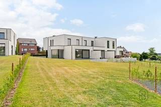 <p>KWALITATIEVE moderne energiezuinige ARCHITECTUURWONINGEN met GROTE TUIN. Mooi gelegen in een rustige & aangename omgeving. ENERGIEZUINIGE (E-peil 20) moderne NIEUWBOUWWONINGEN. Kwalitatieve GROTE KLASSEWONINGEN met OPRIT, TUIN, 3 SLK en ZONNEPANELEN!</p>