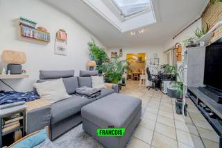 Centraal gelegen in de Wahisstraat 25 te Menen bevindt zich deze charmante en gezellige woning. Bij het betreden van de woning komt u op het gelijkvloers terecht in een aangename leefruimte, die naadloos aansluit op de keuken en zo zorgt voor een vlotte en praktische indeling. Aansluitend bevindt zich eveneens een aparte eetruimte, ideaal voor gezellige momenten met familie en vrienden.<br /><br />Het gelijkvloers wordt verder aangevuld met een badkamer en een inpandige garage, wat bijdraagt aan het dagelijks comfort en extra bergruimte biedt.<br /><br />Op de bovenverdieping bevinden zich twee slaapkamers.<br /><br />Op bouwtechnisch vlak is de woning uitgerust met dubbele beglazing in PVC-ramen, wat zorgt voor een goede isolatie en een verhoogd wooncomfort.<br /><br />Daarnaast heeft de woning een EPC label D, wat geen renovatieplicht met zich meebrengt. <br /><br />