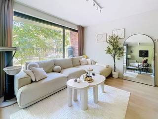 LIGGING:<br /><br />Dit appartement geniet een uiterst centrale ligging en bevindt zich toch in het groen! "Park Van Damme" werd ontworpen met oog voor de integratie van het unieke park waar het appartement zich bevindt. Het centrum van Eeklo is op wandel/fietsafstand. Tevens geniet u van uitstekende verbindingen met de snelwegen. <br /><br />INDELING: <br /><br />Hal - leefruimte - keuken voorzien van de noodzakelijke apparaten - toilet - berging - 1 slaapkamer - badkamer met inloopdouche - terras - autostaanplaats<br /><br />EXTRA INFO:<br /><br />Deze eigendom is beschikbaar volgens opzeg vanaf 01-10-2026. In samenspraak met de huidige huurder is 01-08-2026 eventueel een mogelijkheid.<br />In de huurprijs is er een autostaanplaats voorzien.<br />De huurprijs bedraagt € 820,00 + € 250,00 provisie. In de provisie zitten de syndicale kosten + voorschot op je maandelijkse verwarming via gas.<br /><br />Het appartement is volledig geschilderd en instapklaar. <br />Er is een vliegenraam voorzien bij het terras.<br />De overnames van lichtarmaturen en gordijnen zullen meegenomen worden door de huidige huurder.<br /><br />De verwarming is gemeenschappelijk in het gebouw voorzien op basis van aardgas via radiatoren. <br /><br />Bekijk ook even de VR-TOUR die voorhanden is op de website van Dewaele. Zo kunt u meteen de indeling ontdekken.<br /><br />BEZOEKAANVRAAG:<br /><br />Interesse om dit appartement te bezoeken? Vraag dan zeker je bezoek aan via MijnHuurprofiel via UITSLUITEND de website van Dewaele!