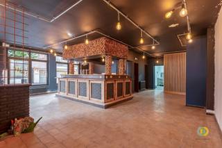 <p><span>Met een levendige bevolking ademt Vilvoorde bruisende energie uit. Deze commerciële gelijkvloers, perfect gesitueerd in het hart van de stad, garandeert optimale zichtbaarheid en toegankelijkheid.</span></p><p><span>De polyvalente ruimte (61m²), straalt moderniteit uit met zijn strakke design en grote ramen die overvloedig natuurlijk licht binnenlaten en is reeds een volledig ingerichte bar geïnstalleerd. </span></p><p><span>De aanwezige keuken is al voorzien van aansluitingen maar niet van apparaten, waardoor je deze ruimte kunt benutten zoals jij dat wenst. Sanitaire voorzieningen voor zowel mannen als vrouwen zijn reeds geïnstalleerd, een 2</span><span><sup>e</sup></span><span> zaal biedt vele opportuniteiten.</span></p><p><span>Ontdek de veelbelovende mogelijkheden van deze centraal gelegen commerciële ruimte en geef jouw onderneming de ruimte om te gedijen. Neem vandaag nog contact met ons op voor een bezichtiging!</span></p><p><span>Geen lasten of provisies.</span></p><p><span>Onmiddellijk beschikbaar.</span></p><p><span> </span></p>