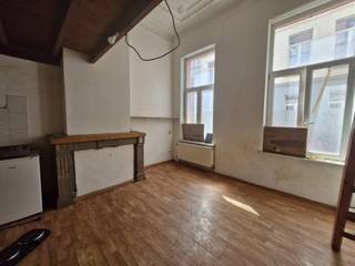 Te koop: te renoveren opbrengsteigendom gelegen in Schaarbeek, nabij openbaar vervoer, winkels en diensten, met een vlotte verbinding naar het centrum van Brussel en de Europese wijk. De buurt is centraal gelegen en kent een sterke huurvraag.<br /><br />Het gebouw bestaat uit 8 gelijkaardige studio’s, telkens 2 per verdieping (waarvan 2 niet erkend). De studio’s beschikken over een mezzanine-indeling, aparte keuken, badkamer en individuele verwarming.<br /><br />Achteraan bevindt zich een atelier met verdieping.<br /><br />Bijna alle units zijn verhuurd, goed voor een jaarlijkse huurinkomst van +-€40.440.<br /><br />De EPC-scores variëren tussen E+ en G. <br />Elektrische keuringen zijn beschikbaar.<br /><br />Volledig dossier op aanvraag via: mathieu.peeters@dewaele.com<br /><br />
