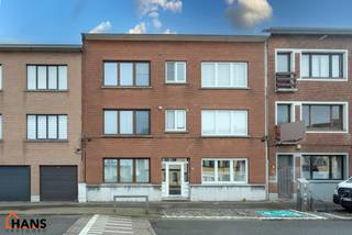 Inkomhal; leefruimte; keuken met vele kasten, lades, gasvuur, dampkap; spoelbak, oven, microgolf, vaatwasser en koelkast, toegang tot achterliggend terras; berging met aansluiting voor wasmachine en droogkast; badkamer met ruime douche, wastafel in meubel, spiegelkast, handdoekdroger en toilet; hoofdslaapkamer en bureauruimte.<br /><br />Gemeenschappelijke kosten: 35 EUR voor minuterie, onderhoud CV, bijdrage syndicus, ...<br />Geschikt voor maximaal 2 personen (alleenstaande of koppel)<br />Beschikbaar op 01/06/2026.<br /><br />Huurwaarborg bedraagt 3 maanden huur.<br />Plaatsbeschrijving door extern bedrijf met gedeelde kosten.<br /><br />Een bezoek ter plaatse kunt u enkel online reserveren op www.hansvastgoed.com.<br />Voor meer informatie, bezoek onze website www.hansvastgoed.com of neem contact op met info@hansvastgoed.com of +32 3 366 05 30.