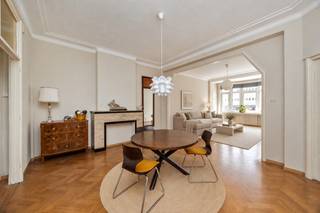 Bekijk alvast het gunstige EPC (B), conforme elektrische keuring, asbestinventaris, de videotour én het grondplan via de Wellimmo-site (documenten).<br /><br />Dit appartement bevindt zich in de befaamde Meirbuilding van architect Jos Baeyens, pal op het kruispunt van de Meir en de Huidevettersstraat, met zicht op de iconische Boerentoren, dé landmark van Antwerpen.<br /><br />Het appartement ademt de originele art-deco stijl en werd met zorg bewaard in zijn authentieke staat. De ruime leefruimte met prachtige natuurstenen schouw en originele visgraatparket zorgt voor een kararaktervol geheel. Dankzij de raampartijen met schitterend zicht en de royale plafondhoogte geniet u hier van veel licht en ruimte.<br /><br />De inkomhal met ingemaakte kasten geeft langs de rechterzijde toegang tot de keuken met aansluitend een inpandig terras van ca. 5 m², ideaal voor een aperitief of ochtendkoffie.<br /><br />Er zijn 2 volwaardige slaapkamers. De hoofdslaapkamer beschikt over een ensuite-badkamer met ligbad, wastafel en toilet. De 2de slaapkamer kan perfect dienstdoen als logeerkamer of bureau. Een 2de badkamer is voorzien van een douche, wastafel en toilet.<br /><br />Het appartement beschikt bovendien over dubbele beglazing en een privatieve kelderberging + fietsenberging.<br />De maandelijkse lasten bedragen 321€ incl verwarming, waterverbruik, syndicus, blokpolis, reservefonds, etc.<br /><br />Een authentiek en stijlvol appartement op toplocatie, voor wie houdt van wonen in het hart van de stad. Winkels, openbaar vervoer en parkeermogelijkheden liggen allemaal op wandelafstand.<br /><br />👉 Meer info of een bezoek: info@wellimmo.net of 03/225 00 68