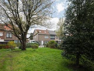 In een aangename en residentiële straat in het geliefde Wondelgem bevindt zich deze aantrekkelijke bouwgrond, perfect geschikt voor het oprichten van een halfopen bebouwing. De Kerkuilstraat staat bekend om haar rustige karakter en haar harmonieuze mix van hedendaagse woningen en groen, wat bijdraagt aan een bijzonder aangename woonomgeving.<br /><br />Het perceel biedt de ideale basis voor wie droomt van een woning op maat, waar architectuur en leefcomfort hand in hand gaan. Dankzij de halfopen bebouwingsmogelijkheid geniet u van extra lichtinval en een gevoel van ruimte, terwijl u tegelijk profiteert van een mooie tuinzone waar het heerlijk vertoeven is.<br /><br />De ligging combineert het beste van twee werelden: een serene, groene omgeving met alle dagelijkse voorzieningen binnen handbereik. Winkels, scholen en openbaar vervoer bevinden zich in de nabije omgeving, terwijl het bruisende centrum van Gent vlot bereikbaar is. Ook belangrijke invalswegen zorgen voor een uitstekende verbinding naar omliggende steden.<br /><br />Kortom, deze bouwgrond vormt een uitgelezen kans voor wie op zoek is naar een kwalitatieve woonlocatie waar rust, bereikbaarheid en toekomstmogelijkheden samenkomen. Een plek waar uw woonproject kan uitgroeien tot een echte thuis, volledig afgestemd op uw wensen en levensstijl.