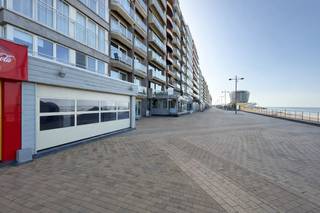 Handelspand met sterke visibiliteit op uiterst commerciële locatie te Zeedijk - Middelkerke!<br /><br />Bent u op zoek naar de perfecte plek voor uw nieuwe zaak, kantoor, praktijk of ... ?<br />Dit handelsgelijkvloers van 80m² combineert een strategische ligging met veel opslagruimte dankzij volledige onderkeldering (80m<sup>2</sup>).<br />De uitbouw zorgt voor een maximale visibiliteit en sterke passage, dankzij ligging op de zeedijk op amper 200m van het Silt - casino. <br /><br /><u>Indeling & troeven:</u><br />- ruime handelsruimte met veel lichtinval.<br />- kelderverdieping als berging/opslag & sanitair (2 toiletten + urinoir + doucheruimte).<br />- instapklaar: nieuwe poort - verlichting - schilderwerken<br />- 6m facade / etalage op de zeedijk (met zij-ingang)<br /><br /><u>Financiële info:</u><br />- huur: € 1750/maand<br />- provisies: € 190/maand (onroerende voorheffing) + € 50/maand (syndic).<br />- beschikbaarheid: direct of in onderling overleg.<br />- nutsvoorzieningen: eigen abonnement<br /><br />Horeca-activiteiten (voeding) zijn niet toegestaan.