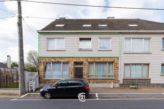 Ontdek dit ruim eerste verdiep appartement met 2 slaapkamers van 93m² bewoonbare oppervlakte met een terras en kelder, ideaal gelegen in een rustige en aangename woonomgeving, op korte afstand van winkels, scholen, openbaar vervoer en andere dagelijkse voorzieningen. Hier geniet u van comfortabel wonen met alle faciliteiten binnen handbereik. De absolute troef van dit appartement is het uitzonderlijk ruim terras, waar u in alle rust kunt ontspannen, genieten van de zon of gezellig tafelen met familie en vrienden. Binnen beschikt u over een royale en lichtrijke leefruimte met een praktische indeling en individuele centrale verwarming op aardgas. EPC-label C: geen renovatie verplichting. Bovendien is er geen syndicus, waardoor u geen maandelijkse gemeenschappelijke lasten betaalt, een belangrijk voordeel voor wie zorgeloos en betaalbaar wil wonen. Dankzij de ligging is dit appartement uitermate geschikt voor mensen die graag in de rust leven, dichtbij alles. Ook als investering is dit een uitstekende opportuniteit dankzij de rustige ligging, de oppervlakte en de lage vaste kosten. Een privatieve staanplaats is verplicht mee aan te kopen voor € 17.000. Een ideale woonst voor wie ruimte, rust, een groot terras en een centrale ligging weet te waarderen.