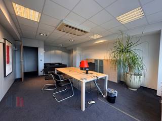 Knap vernieuwde instapklare en gemeubelde kantoor met een oppervlakte van 450 m² te huur in Oostkamp.De landscape kantoorruimte is voorzien van een...