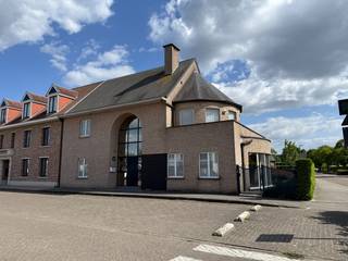 Centraal gelegen in Ramsel vinden we deze charmante en verrassend ruime halfopen bebouwing terug. Deze woning biedt niet alleen een...