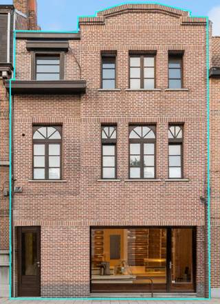 Zéér gunstig gelegen zeer ruime woning op 320m2 bestaande uit: -1: KELDER; GLVL: een zij-inkom, winkelruimte (mogelijk garage), een hobbyruimte of atelier 100m2, een 2e werkplaats/stockageruimte van 45m2 met lichtkoepel, een wasplaats, apart toilet, een woonkamer met 2 lichtkoepels, een volledig modern ingerichte keuken en een traphall; 1eV: een nachthall, 2 ruime slaapkamers en een volledig ingerichte badkamer met toilet; 2eV: een nachthall, 3 ruime slaapkamers en een dressing; 3eV: ZOLDER. Het eigendom beschikt over een binnenkoer met gezellig terras. Deze voormalige handelswoning werd met vergunning herbestemd tot zuivere eengezinswoning met ruim atelier of hobbyruimte (mits bouwen van de binnenpatio en afbraak achterste bijgebouw). <br /><br />De woning is centraal gelegen in de hoofdstraat van Terhagen. Op wandelafstand van een school, enkele winkels en het openbaar vervoer. Er is voldoende parkeergelegenheid in de straat en/of omgeving. De woning is makkelijk bereikbaar op slechts 6 min. van de opritten E19 en A12 Antwerpen-Brussel.