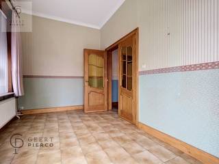 Charmante woning met tal van mogelijkheden in het rustige Attenhoven.<br /><br />Deze karaktervolle woning, gelegen in de August Robijnsstraat 15 te Attenhoven, vormt een interessant renovatieproject voor wie op zoek is naar ruimte, potentieel en een rustige ligging in een landelijke omgeving.<br /><br />Voor alle foto’s en de volledige tekst, surf naar onze eigen website www.pierco.be<br /><br />Attenhoven is een rustige deelgemeente van Landen waar u kan genieten van het dorpsgevoel, terwijl u toch geniet van een vlotte bereikbaarheid richting Landen, het treinstation en de E40. Een ligging die bijzonder interessant is voor pendelaars richting Leuven, Brussel of Luik.<br /><br />De woning is gelegen op een perceel van 3are61ca en beschikt over verrassend veel ruimte en mogelijkheden.<br /><br />Bij het betreden van de woning merkt u meteen de authentieke elementen en de solide basis van deze woning op. De leefruimte met zichtbare houten balken straalt karakter en gezelligheid uit en biedt tal van mogelijkheden om hier een warme thuis van te maken.<br /><br />Verder beschikt de woning over meerdere ruime kamers, een zolderruimte met potentieel en verschillende bergruimtes/kelders.<br />Buiten treffen we een gezellige stadstuin/koer waar u met de nodige creativiteit een aangename buitenruimte kan creëren.<br /><br />Deze woning is ideaal voor handige mensen, investeerders of kandidaat-kopers die op zoek zijn naar een woning die ze volledig naar eigen smaak kunnen renoveren en inrichten.<br /><br />Bovendien werd er in 2023 een omgevingsvergunning afgeleverd voor het creëren van bijkomende bouwloten op het perceel. Dit biedt interessante toekomstmogelijkheden voor wie verder wenst te ontwikkelen of investeren.<br /><br />EPC: 575 kWh/m²jaar – label F (renovatieverplichting van toepassing).<br /><br />Bent u op zoek naar een woning met potentieel, karakter en mogelijkheden op een rustige locatie? Dan is deze eigendom zeker een bezoek waard.<br />