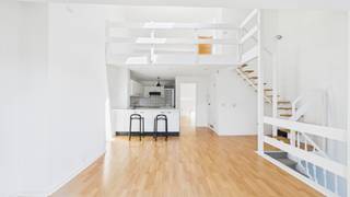 ChâtelainCharmant duplex op de bovenverdieping van een herenhuis, als volgt ingedeeld:Woonkamer en open, volledig uitgeruste Amerikaanse keuken,...