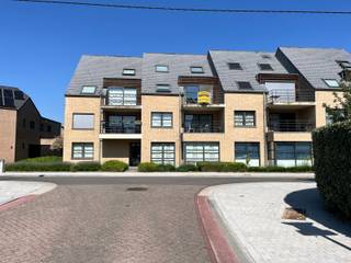 Dit ruime duplex appartement (103 m²) op de tweede verdieping is gelegen nabij het Vrijbroekpark en de Leuvense Vaart.Het appartement omvat een ruime living met ingerichte open keuken, 2 terrassen (25m2 en 8m2), 2 slaapkamers, badkamer (lavabo en bad), WC en ruime berging.Verder beschikt het appartement over een kelderberging en garagebox.