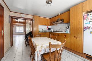 <p><strong>Te koop: te renoveren woning in het centrum van Vilvoorde, rustig gelegen aan de oever van de Zenne met achtertoegang tot het wandelpad.</strong></p><p>Deze woning uit 1932 combineert een centrale ligging met een groene, rustige omgeving. Vanuit de zuidwest georiënteerde stadstuin geniet u van de middag- en avondzon, terwijl u toch op wandelafstand bent van winkels, scholen, openbaar vervoer en het treinstation. De achtertoegang naar het wandelpad langs de Zenne biedt een unieke verbinding met natuur en ontspanning.</p><p><strong>Belangrijkste ruimtes:</strong></p><p>• Woonkamer (31,8 m²) met kachel en veel lichtinval</p><p>• Keuken (12,5 m²) met gasfornuis, dampkap en ontbijthoek</p><p>• Veranda (12,0 m²) met zicht op de tuin</p><p>• Badkamer (4,4 m²) met ligbad, bidet en aansluiting voor wasmachine</p><p>• 4 slaapkamers (11,7 m²; 13,4 m²; 17,9 m²; 11,9 m²)</p><p>• Zolder (15,2 m²) bereikbaar via vlizotrap</p><p>• Zuidwest georiënteerde stadstuin (22 m²)</p><p><strong>Troeven:</strong></p><p>• Gelegen in het centrum van Vilvoorde</p><p>• Rustige ligging aan de oever van de Zenne met achtertoegang tot wandelpad</p><p>• Zuidwest georiënteerde stadstuin</p><p><strong>Neem vandaag nog contact op met Selena Perez y Latorre via +32 2 335 11 13 voor een bezoek.</strong></p><p>JOUW DROOMHUIS. ZO GEVONDEN!</p>
