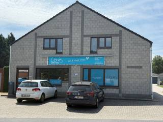 <strong>Veelzijdig commercieel pand van 422 m² en werkhuis van 200 m² met 7 parkeerplaatsen.</strong><br /><br />Bent u op zoek naar een ruim en praktisch commercieel pand op een vlot bereikbare locatie? Dan is dit veelzijdige handelspand aan Soef 42 in Balen zeker een bezoek waard.<br /><br />Met een totale oppervlakte van 422 m² biedt dit pand tal van mogelijkheden voor uiteenlopende commerciële activiteiten, zoals een showroom, atelier, magazijn, productie, opslag of een combinatie van kantoor- en werkruimte. (200 m²)<br /><br />Indeling en troeven:<br /><br />Totale oppervlakte van 422 m²<br />Achterliggende werkplaats van ongeveer 200 m²<br />Ruime commerciële ruimte<br />Volledig ingerichte keuken<br />Badkamer<br />Refter/pauzeruimte<br />3 toiletten<br />7 private parkeerplaatsen<br />EPC-label B: energiezuinig en gunstig voor uw exploitatie<br /><br />Dankzij de functionele indeling, de ruime werkplaats en de uitstekende parkeermogelijkheden is dit pand onmiddellijk beschikbaar voor diverse professionele activiteiten.<br /><br />Interesse? Neem gerust contact op voor meer informatie of plan een bezichtiging. Ontdek zelf de vele mogelijkheden die dit commercieel pand te bieden heeft.
