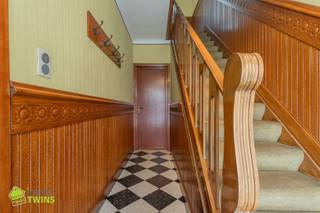 In de Buisstraat te Sint-Gillis-Dendermonde bevindt zich deze op te frissen gezinswoning met 187m2 bewoonbare oppervlakte, drie slaapkamers, garage...