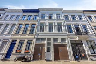 <h3><span>In het hart van 't Zuid: te renoveren opbrengsteigendom met 3 appartementen, atelier en 4 autostaanplaatsen.</span></h3><h3><span> </span></h3><p><span>Op een centrale locatie in Antwerpen bevindt zich deze veelzijdige opbrengsteigendom, bestaande uit 3 appartementen, een ruim achterliggend atelier, 4 autostaanplaatsen en bijkomende ruimte voor het stallen van fietsen.</span></p><p><span>Het gebouw combineert residentiële verhuur met een interessante atelier-/opslagruimte en parkeermogelijkheden, wat het geheel bijzonder aantrekkelijk maakt als investering.</span></p><p><span> </span></p><p><span>Indeling:</span></p><p><span>Het gebouw omvat 3 afzonderlijke appartementen, verdeeld over de verschillende verdiepingen. De woonentiteiten beschikken over een leefruimte, keuken, badkamer en slaapruimte(s).</span></p><p><span>Op het gelijkvloers bevindt zich de doorgang naar het achterliggende gedeelte van het perceel. Hier bevinden zich 4 autostaanplaatsen, evenals voldoende ruimte voor het veilig stallen van meerdere fietsen.</span></p><p><span>Achteraan bevindt zich een ruim atelier met een open karakter, dat tal van mogelijkheden biedt als atelier, werk- of opslagruimte. </span></p><p><span> </span></p><p><span>Bijzonderheden:</span></p><p><span>* Opbrengsteigendom met 3 appartementen</span></p><p><span>* Ruim achterliggend atelier </span></p><p><span>* 4 autostaanplaatsen </span></p><p><span>* Ruimte voor meerdere fietsen </span></p><p><span>* Centrale ligging in Antwerpen </span></p><p><span>* Interessant investerings- en optimalisatiepotentieel </span></p><p><span>* Verschillende functies binnen één eigendom </span></p><p><span>* Kelder</span></p><p><span> </span></p><p><span>De eigendom beschikt over een karaktervolle voorgevel en is gelegen in de Welvaartstraat</span><span> op wandelafstand van het KMSKA, de bruisende Marnixplaats met haar gezellige cafés en restaurants en het vernieuwde Zuidpark. Bovendien geniet u hier van een uitstekende bereikbaarheid.</span><span> </span></p><p><span>Een interessante opportuniteit voor investeerders die op zoek zijn naar een opbrengsteigendom met verschillende verhuurbare entiteiten, atelier én parkeergelegenheid op een centrale locatie in Antwerpen.</span></p><p><span> </span></p><p><span> </span></p>