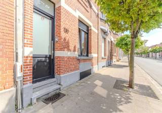 <p>Volledig gerenoveerde woning met 2 slaapkamers in de wijk Valaar in Wilrijk</p><p>Bent u op zoek naar een instapklare woning in Wilrijk? Dan is deze volledig gerenoveerde woning aan de Michel Willemslaan 130 zeker een bezoek waard.<br />De woning beschikt over twee volwaardige slaapkamers en werd volledig gerenoveerd met aandacht voor comfort en afwerking. Dankzij het EPC-label B geniet u van een energiezuinige woning. Bovendien is de elektrische installatie conform, zodat u zonder zorgen kunt verhuizen.</p><p>De woning is gelegen in de wijk Valaar, een aangename woonomgeving met winkels, scholen, openbaar vervoer en belangrijke invalswegen in de nabije omgeving. Zo combineert u rustig wonen met een vlotte bereikbaarheid.</p><p>Troeven van de woning:<br />- Volledig gerenoveerd<br />- 2 slaapkamers<br />- Energiezuinig (EPC B)<br />- Conforme elektrische installatie<br />- Instapklaar<br />- Gunstige ligging nabij winkels, scholen en openbaar vervoer</p><p>Interesse? Neem gerust contact op voor meer informatie of een bezichtiging: info@markasa.be of 03/827.72.92</p>