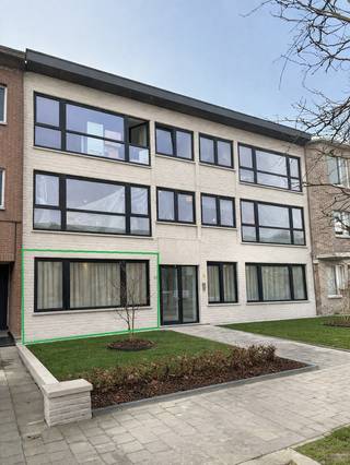 In een kleinschalig appartementsgebouw in de Tuinwijk te Berchem vinden we dit 2 slaapkamer appartement met bewoonbare oppervlakte van +-80m² en een zuidwest-georiënteerd terras en riante tuin.<br /><br />Het appartement is gelegen op de gelijkvloerse verdieping van een gebouw dat zonet een totaalrenovatie onderging.<br /><br />Het appartement beschikt over een riante leefruimte met aansluitend een open keuken met groot kookeiland.<br />De hyper-geïnstalleerde keuken beschikt over AEG-toestellen alsook een keramische kookplaat.<br /><br />Het appartement heeft 2 slaapkamers (13,5 en 9,5 m²), een apart toilet en (was)berging.<br />De ruime, luxueuze badkamer beschikt over een inloopdouche, spiegel met ledverlichting alsook badkamermeubel met design kraan en werkblad in korian.<br /><br />Alles werd in 2026 volledig van A tot Z gerenoveerd met kwalitatief hoogstaande materialen. <br /><br />Ook het dak van het gebouw werd volledig vernieuwd en geïsoleerd conform de hedendaagse normeringen.<br /><br />De nutsvoorzieningen zijn volledig vernieuwd. Er zijn aparte nutsvoorzieningen per appartement (water, gas en elektriciteit).<br />Het appartement beschikt ook over nieuw buitenschrijnwerk. Er is tevens een ventilatiesysteem in de vochtige delen.<br /><br />Onkosten: € 50 per maand (onderhoud voortuin + onderhoud gemene delen + verlichting gang) € 20 per maand inboedelverzekering.<br />De kelderberging is in de huurprijs inbegrepen.<br /><br />Beschikbaar vanaf 01/06/2026.<br />Verlichting + gordijnrails worden nog door de eigenaar aangebracht.<br /><br />Heeft u interesse en wenst u een bezoek ter plaatse in te plannen? Surf naar onze website www.vbvastgoed.be en klik op de groene knop "ik ben kandidaat"!