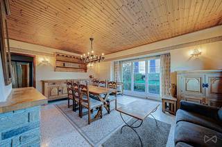 Située à Champion, proche des commodités ainsi que des grands axes, cette maison 4 façades construite en 1966 offre un beau potentiel...