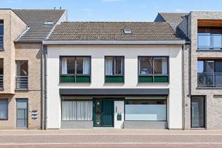 <p>Wie zoekt naar een woning waar wonen en werken perfect gecombineerd kan worden, is deze handelswoning een unieke opportuniteit!</p>
<p></p>
<p>De commerciële ruimte omvat een praktijkruimte van maar liefst 25 m², aangevuld met een wachtzaal, receptieruimte, toilet en een extra bergruimte van 4 m². Hierdoor is dit pand uitermate geschikt voor tal van vrije beroepen, zoals een kinesitherapiepraktijk, huisartspraktijk, tandarts, schoonheidssalon, nagelstudio, bureauruimte of andere zelfstandige activiteit.</p>
<p></p>
<p>Aansluitend bevindt zich een ruime privéwoning met de mogelijkheid om tot vijf slaapkamers te creëren. Dankzij de royale indeling biedt deze woning alle ruimte om volledig naar eigen smaak en wensen in te richten.</p>
<p></p>
<p>Buiten geniet u van een zeer aangename, grote tuin met een extra uitweg, ideaal voor een vlotte bereikbaarheid. Verder beschikt het pand over een oprit en garage, wat zorgt voor extra comfort en voldoende parkeermogelijkheden.</p>
<p></p>
<p>Troeven op een rij:</p>
<ul>
<li>Handelswoning met enorm potentieel</li>
<li>Praktijkruimte van 25 m² met wachtzaal, receptie, toilet en berging</li>
<li>Ruime privéwoning met mogelijkheid tot 5 slaapkamers</li>
<li>Grote, zonnige tuin met extra uitweg</li>
<li>Oprit en garage</li>
<li>Geen renovatieverplichting!</li>
<li>Ideaal voor een combinatie van wonen en werken of als investering</li>
</ul>
<p></p>
<p>Een unieke kans voor wie op zoek is naar een eigendom met tal van mogelijkheden op een aantrekkelijke locatie. Ontdek zelf het potentieel van dit veelzijdige pand en plan vandaag nog uw bezoek op nummer 0470/79 66 20</p>
<p></p>
<p><strong><span>Opmerking:</span></strong><span> Sommige foto's werden gemaakt en/of bewerkt met behulp van AI (kunstmatige intelligentie). De oorspronkelijke toestand kan tijdens een bezoek ter plaatse worden bekeken. </span></p>
<p>De opgegeven informatie en oppervlaktes zijn informatief en niet bindend.</p>