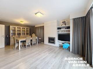 Dit gezellige appartement in Sint-Andries beschikt over twee ruime slaapkamers, wat het ideaal maakt voor gezinnen of stellen die op zoek zijn naar extra ruimte en comfort. De indeling is praktisch en biedt een fijne leefomgeving waar u zich snel thuis zult voelen.<br /><br />De badkamer is modern en functioneel ingericht, perfect afgestemd op de dagelijkse behoeften. Daarnaast beschikt dit appartement over een garage, wat niet alleen handig is voor het parkeren van uw voertuig, maar ook extra ruimte biedt voor opslag.<br /><br />Dankzij de ligging vlak bij alle belangrijke invalswegen bent u snel verbonden met de rest van de stad en daarbuiten. Dit maakt het een uitstekende keuze voor wie comfort en een goede bereikbaarheid in één woonplek wil combineren.<br /><br />Kosten: €50 provisie A.O