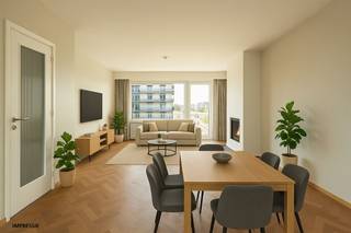 <p><span> </span></p><p><span>Licht, ruimte én een centrale locatie, dat krijg je hier in dit goed onderhouden appartement net buiten de Singel in Borgerhout. Met zijn grote leefruimte, vernieuwde keuken en badkamer, twee ruime slaapkamers en heerlijk zuidgericht terras, is dit een instapklare topper op de rand van het Stad.</span></p><p><span> </span></p><p><span>Strak, licht en afgewerkt</span></p><p><span>De inkomhal van 10m² is meer dan een doorgang: met z’n stijlvolle visgraatparket, handige ingemaakte kasten en dubbele glazen deur naar de leefruimte, is dit een volwaardige ruimte die meteen rust en orde brengt. Vanuit hier bereik je alle andere kamers én krijg je al een eerste blik op het licht dat verderop door de grote ramen naar binnen stroomt.</span></p><p><span>De leefruimte is voorzien van dezelfde visgraatparket. Grote ramen zorgen voor een prachtige lichtinval, terwijl de airco voor extra comfort zorgt op warme dagen. De authentieke schouw voegt net dat tikkeltje charme toe.</span></p><p><span> </span></p><p><span>Aansluitend ligt de moderne keuken van Miele met een betegelde spatwand en kwalitatieve toestellen zoals een gasvuur, heteluchtoven, vaatwasser, koelkast en diepvriesvak. Extra troef: de aparte berging en toegang tot het zuidgerichte terras van 10m² – een ideale plek voor een tafeltje, stoeltje en wat groen. </span></p><p><span>De badkamer is strak en hedendaags: met een ruime inloopdouche, breed lavabomeubel, spiegel met verlichting én aansluiting voor een wasmachine. Het toilet is apart, met lavabo, en in dezelfde tegel afgewerkt als keuken en badkamer.</span></p><p><span> </span></p><p><span>Slaapkamers met zicht en rust</span></p><p><span>Achteraan liggen twee ruime slaapkamers, op visgraatparket. De kamers liggen heerlijk rustig aan de achterkant van het gebouw. Dankzij hun noord oriëntatie blijven ze heerlijk koel en je hebt zelfs zicht tot aan het Sportpaleis.</span></p><p><span> </span></p><p><span>Ondergronds is er nog een ruime, droge kelderberging van 5m² voorzien.</span></p><p><span> </span></p><p><span>Sporten, wandelen en winkelen</span></p><p><span>Je zit hier op een toplocatie net buiten de Singel, op wandelafstand van het Te Boelaerpark en het Rivierenhof. Buurtwinkels, supermarkten, openbaar vervoer én de Ring zijn vlakbij. Ideaal voor wie in de stad werkt maar ook vlot de stad in en uit wil.</span></p><p><span> </span></p><p><span> </span></p><p><span> </span></p>