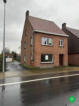 Deze gezellige en lichtrijke woning biedt alle comfort voor een aangename woonervaring. De ruime woonkamer baadt in het natuurlijke licht en...