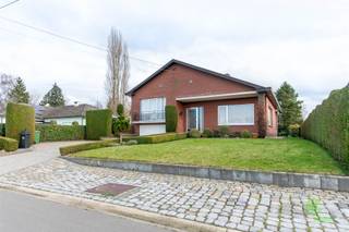 <p><span>Op een toplocatie in Stevoort vinden we deze ruime gezinswoning op een schitterende ligging.</span></p><p><span>De woning wordt aan drie kanten omringd door velden en wegens de agrarische ligging zal dit in de toekomst ook zo blijven. In de straat is ook geen doorgaand verkeer toegelaten. </span></p><p><span>Het centrum ligt op minder dan 1km en hier vinden we een supermarkt, verschillende horeca, scholen, …</span></p><p><span>De oprit van de E313 bevindt zich op minder dan 6km en biedt een snelle verbinding richting Luik en Antwerpen. </span></p><p><span> </span></p><p><span>De zoldervloer van de woning werd al reeds zeer goed geïsoleerd en de verwarmingsketel werd in 2016 nog vervangen. </span></p><p><span> </span></p><p><span>Op straatniveau vinden we een ruime inpandige garage met elektrische poort. Hierachter ligt de wasplaats met douche en een extra berging. </span></p><p><span>Een halve verdieping hierboven zijn de woonvertrekken gelegen. Dankzij de grote ramen is er in de gehele woning een aangename lichtinval. Aan de voorzijde vinden we de ruime woonkamer. Via de eetkamer aan de achterkant kan de keuken bereikt worden. Deze is uitgerust met de nodige toestellen en beschikt over een handige naastgelegen berging. </span></p><p><span>Op de bovenverdieping zijn er drie ruime slaapkamers te vinden en de badkamer. Deze is voorzien van een toilet, meubel met lavabo en ligbad. </span></p><p><span> </span></p><p><span>Buiten vinden we een prachtige en zeer goed onderhouden tuin. Dankzij de ZO-oriëntatie geniet men quasi de hele dag van de zon. </span></p><p><span> </span></p><p><span>Pluspunten:</span></p><p><span>- prachtige locatie</span></p><p><span>- ruime woning</span></p><p><span>- 3 grote slaapkamers</span></p><p><span> </span></p><p><span>De vermelde bewoonbare oppervlakte is de netto-oppervlakte van de woning met uitzondering van de zolder en bijgebouwen.</span></p>