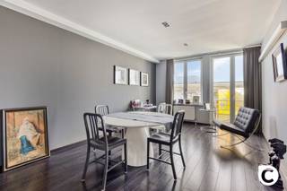 <p><span>Energiezuinig en instapklaar 1 à 2 slaapkamer appartement op toplocatie!</span><span><br /></span><span>Dit charmant appartement met EPC A bevindt zich op de 5de verdieping van een goed onderhouden gebouw te midden van 't Stad. Op deze droomlocatie kan u volop genieten van het bruisende stadsleven op een boogscheut van alle "hotspots" (Meir, 't Zuid, 't Eilandje, Stadspark,...). Kortom, de ideale uitvalsbasis in centrum Antwerpen waar kwalitatief wonen hand in hand gaat met een mooie "work-life balance". Het appartement is beschikbaar bij akte, ideaal voor eigen bewoning, maar biedt ook een mooie kans om zorgeloos te investeren.</span></p><p><span><br /></span><span>Inkom-/nachthal, leefruimte & keuken:</span></p><p><span>Via de aparte inkomhal komt u bij de charmante leefruimte met open keuken. De grote HR++ raampartijen brengen het natuurlijk licht binnen en accentueren het ruimtegevoel. De inbouwspots en de wandverlichting zorgen voor extra sfeer en gezelligheid. De keuken ligt op onderhoudsvriendelijke tegelvloer en voorziet in een gasvuur, dampkap, oven, koelkast en vriezer. Het open karakter staat u toe steeds in contact te staan met uw gasten, familie en vrienden.</span></p><p><span> </span></p><p><span>Slaapkamers, badkamer, toilet & wasruimte:</span></p><p><span>Officieel telt het appartement één ruime slaapkamer van 13,5m². In de nachthal vindt u nog een polyvalente ruimte (7m²) die perfect kan dienen als 2de slaapkamer, dressing, bureau, kinder-; logeer of hobbykamer. De rustieke badkamer is geheel betegeld en omvat een ligbad, douche en dubbel wasmeubel, Het toilet met handenwasser is apart. Bovendien is er ook nog een grote wasruimte die de nodige aansluitingen alsook de HR condensatieketel herbergt. Overigens ideaal om het kuisgerief en uw proviand op te bergen. </span></p><p><span><br /></span><span>Balkon, autostaanplaats & fietsberging:</span><span><br />Het balkon aan de voorzijde is zuidgericht, aangenaam om even een frisse neus te halen en in de zomermaanden te genieten van de laatste zonnestralen, al dan niet vergezeld van een sprankelend aperitief. In een stadsomgeving vormt de ondergrondse staanplaats een ware luxe, deze dient bij aangekocht te worden (€ 30.000). Ook de gemeenschappelijke fietsberging is een belangrijke troef.</span></p><p><span><br /></span><span>Extra troeven:</span></p><p><span>- Toplocatie (Mobiscore 9,6/10)</span></p><p><span>- EPC A - 84</span></p><p><span>- HR++ ramen</span></p><p><span>- HR condensatieketel</span></p><p><span>- Dak- en gevelisolatie</span></p><p><span>- Asbestveilig</span></p><p><span>- Individuele meters (excl. water)</span></p><p><span>- Beperkte maandelijkse lasten<br />- Autostaanplaats</span></p><p><span>- Fietsberging</span></p><p><span> </span></p>